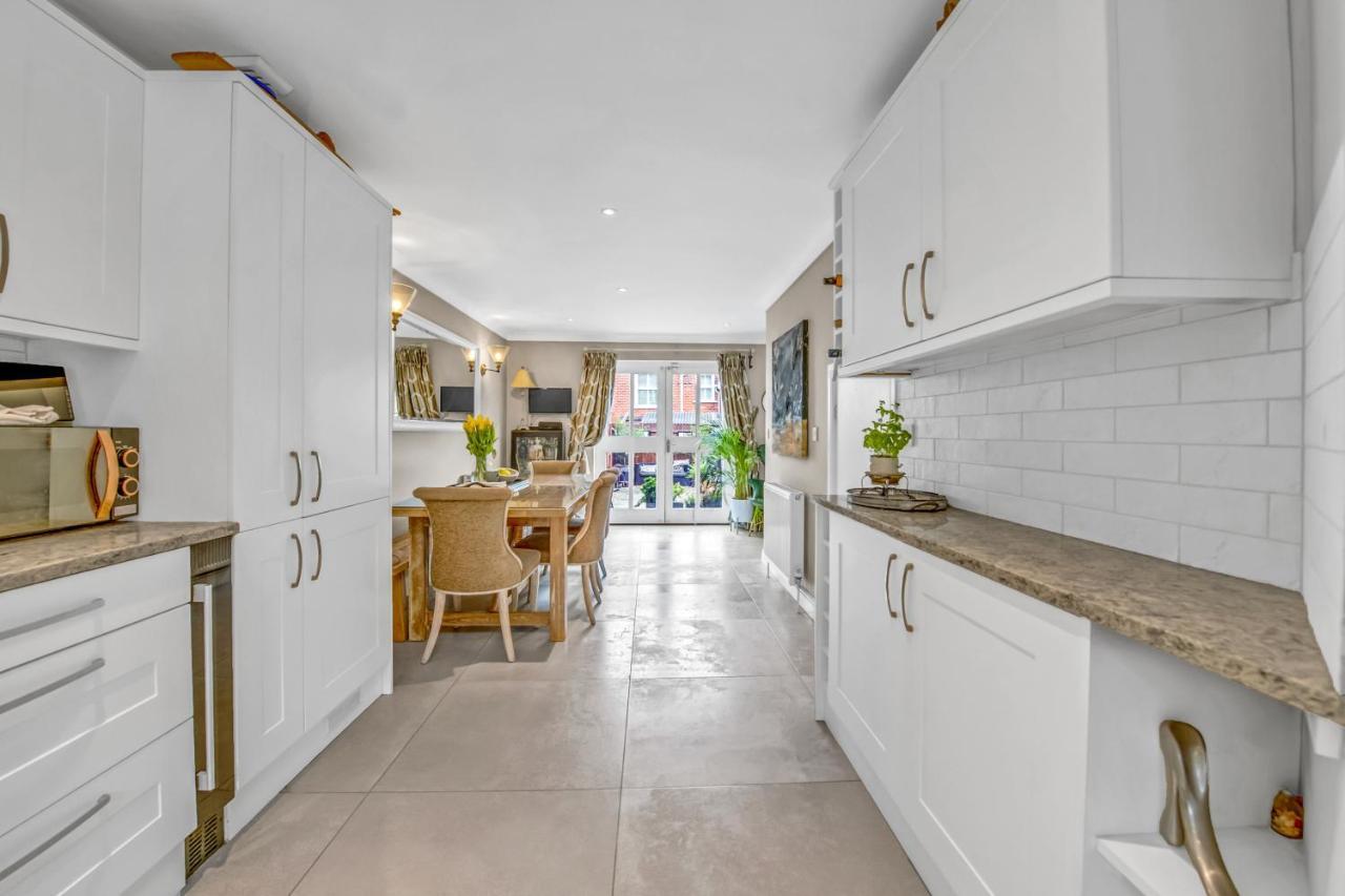 Stylish 3 Bedroom Townhouse For 5 Guests, Set In The Medieval Grid With Off Street Parking Bury St. Edmunds المظهر الخارجي الصورة