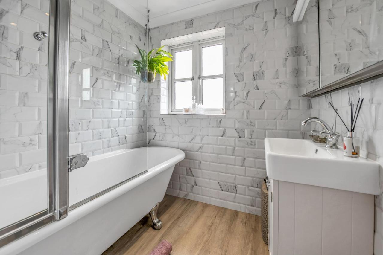 Stylish 3 Bedroom Townhouse For 5 Guests, Set In The Medieval Grid With Off Street Parking Bury St. Edmunds المظهر الخارجي الصورة